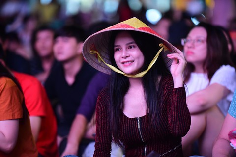 Đáng yêu hàng ngàn cổ động viên cổ vũ tuyển Việt Nam ở phố đi bộ Nguyễn Huệ - Ảnh 6. Đáng yêu hàng ngàn cổ động viên cổ vũ tuyển Việt Nam ở phố đi bộ Nguyễn Huệ - Ảnh 6.