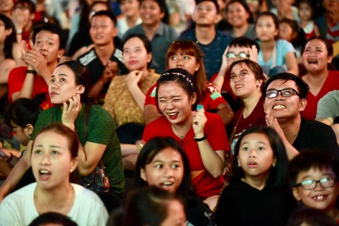 Đáng yêu hàng ngàn cổ động viên cổ vũ tuyển Việt Nam ở phố đi bộ Nguyễn Huệ - Ảnh 11. Đáng yêu hàng ngàn cổ động viên cổ vũ tuyển Việt Nam ở phố đi bộ Nguyễn Huệ - Ảnh 11.