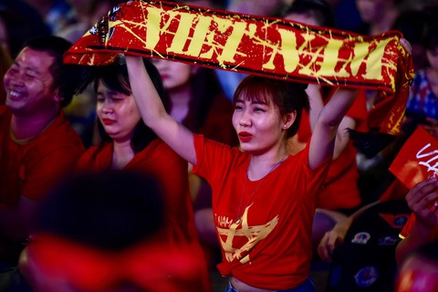 Đáng yêu hàng ngàn cổ động viên cổ vũ tuyển Việt Nam ở phố đi bộ Nguyễn Huệ - Ảnh 7. Đáng yêu hàng ngàn cổ động viên cổ vũ tuyển Việt Nam ở phố đi bộ Nguyễn Huệ - Ảnh 7.
