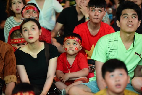Đáng yêu hàng ngàn cổ động viên cổ vũ tuyển Việt Nam ở phố đi bộ Nguyễn Huệ - Ảnh 8. Đáng yêu hàng ngàn cổ động viên cổ vũ tuyển Việt Nam ở phố đi bộ Nguyễn Huệ - Ảnh 8.