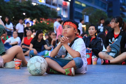 Đáng yêu hàng ngàn cổ động viên cổ vũ tuyển Việt Nam ở phố đi bộ Nguyễn Huệ - Ảnh 4. Đáng yêu hàng ngàn cổ động viên cổ vũ tuyển Việt Nam ở phố đi bộ Nguyễn Huệ - Ảnh 4.