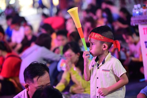 Đáng yêu hàng ngàn cổ động viên cổ vũ tuyển Việt Nam ở phố đi bộ Nguyễn Huệ - Ảnh 12. Đáng yêu hàng ngàn cổ động viên cổ vũ tuyển Việt Nam ở phố đi bộ Nguyễn Huệ - Ảnh 12.