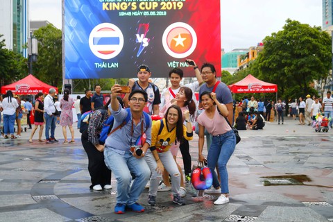 Đáng yêu hàng ngàn cổ động viên cổ vũ tuyển Việt Nam ở phố đi bộ Nguyễn Huệ - Ảnh 3. Đáng yêu hàng ngàn cổ động viên cổ vũ tuyển Việt Nam ở phố đi bộ Nguyễn Huệ - Ảnh 3.
