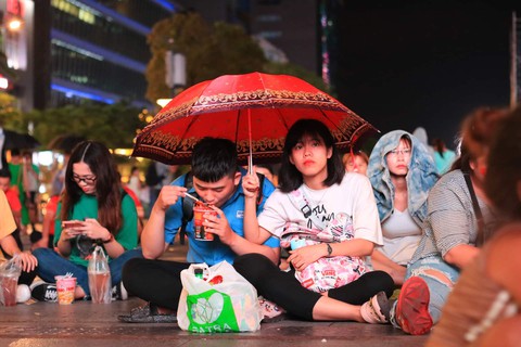 Đáng yêu hàng ngàn cổ động viên cổ vũ tuyển Việt Nam ở phố đi bộ Nguyễn Huệ - Ảnh 9. Đáng yêu hàng ngàn cổ động viên cổ vũ tuyển Việt Nam ở phố đi bộ Nguyễn Huệ - Ảnh 9.