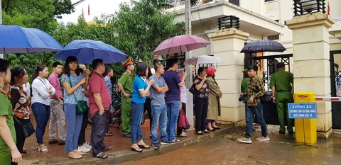 Hết thời hạn tạm giam, người nhà bị cáo vây viện kiểm sát đòi thả người - Ảnh 2. Hết thời hạn tạm giam, người nhà bị cáo vây viện kiểm sát đòi thả người - Ảnh 2.