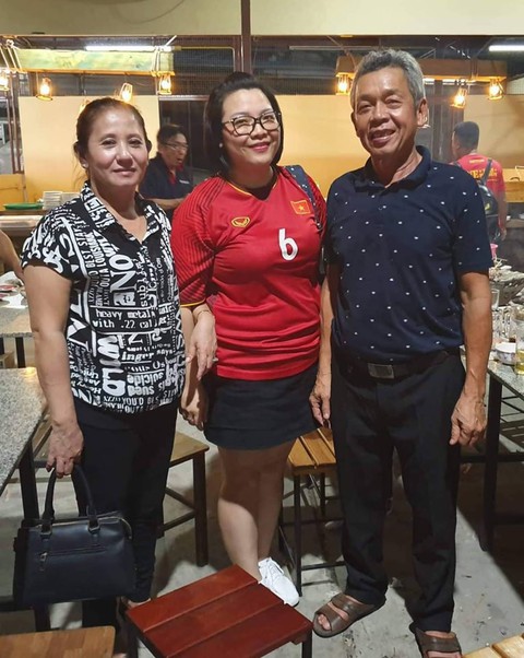 Bố mẹ Hồng Duy và cựu danh thủ Hồng Sơn sang Buriram cổ vũ tuyển Việt Nam - Ảnh 2. Bố mẹ Hồng Duy và cựu danh thủ Hồng Sơn sang Buriram cổ vũ tuyển Việt Nam - Ảnh 2.