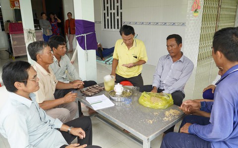 Bán lúa qua cò, nông dân bị thương lái neo tiền lúa - Ảnh 1. Bán lúa qua cò, nông dân bị thương lái neo tiền lúa - Ảnh 1.