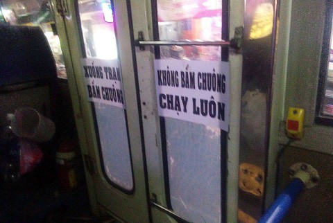 Bóp bụng con gà đi em, nó là chuông xe buýt đó! - Ảnh 2. Bóp bụng con gà đi em, nó là chuông xe buýt đó! - Ảnh 2.