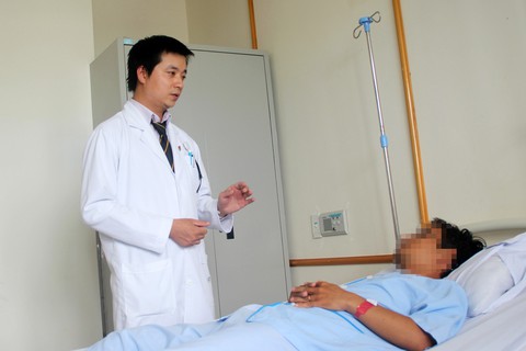 Hi hữu ca phẫu thuật gắp xương cá ra khỏi ống hậu môn - Ảnh 1. Hi hữu ca phẫu thuật gắp xương cá ra khỏi ống hậu môn - Ảnh 1.
