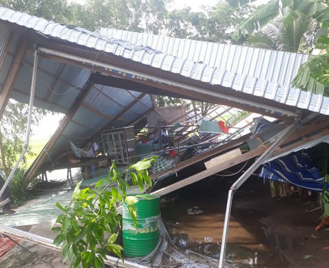 Mưa lớn kèm lốc xoáy làm tốc mái, sập 150 căn nhà ở An Giang - Ảnh 2. Mưa lớn kèm lốc xoáy làm tốc mái, sập 150 căn nhà ở An Giang - Ảnh 2.