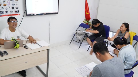 Đam mê kỳ lạ của một người Thái khiếm thị mê tiếng Việt - Ảnh 2. Đam mê kỳ lạ của một người Thái khiếm thị mê tiếng Việt - Ảnh 2.