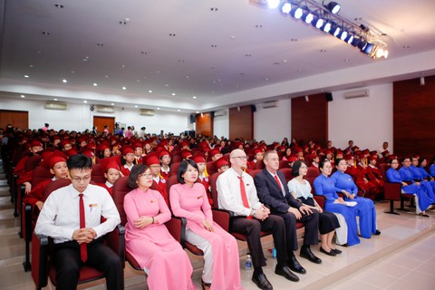 Lễ ra trường nhiều cảm xúc của học sinh lớp 5 IPS - Ảnh 2. Lễ ra trường nhiều cảm xúc của học sinh lớp 5 IPS - Ảnh 2.