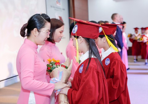 Lễ ra trường nhiều cảm xúc của học sinh lớp 5 IPS - Ảnh 9. Lễ ra trường nhiều cảm xúc của học sinh lớp 5 IPS - Ảnh 9.
