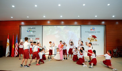 Lễ ra trường nhiều cảm xúc của học sinh lớp 5 IPS - Ảnh 10. Lễ ra trường nhiều cảm xúc của học sinh lớp 5 IPS - Ảnh 10.