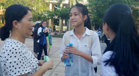 Thí sinh không biết lịch thi lại môn văn được học trường đúng nguyện vọng - Ảnh 1. Thí sinh không biết lịch thi lại môn văn được học trường đúng nguyện vọng - Ảnh 1.