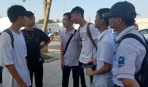 Hơn 6.400 thí sinh thi lớp 10 thi lại môn văn: đề thi dễ? - Ảnh 1. Hơn 6.400 thí sinh thi lớp 10 thi lại môn văn: đề thi dễ? - Ảnh 1.