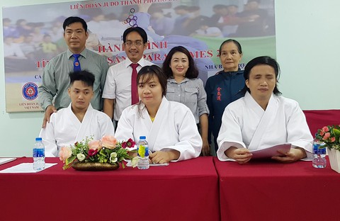 Võ sĩ khiếm thị thọ giáo cao thủ làng judo Việt Nam - Ảnh 1. Võ sĩ khiếm thị thọ giáo cao thủ làng judo Việt Nam - Ảnh 1.