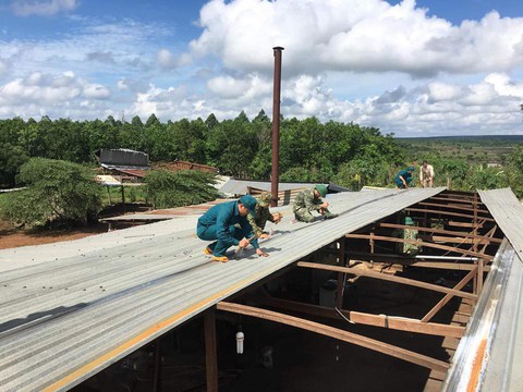 Lốc xoáy cuốn phăng nhà cửa, cây cối tại huyện biên giới Bù Đốp - Ảnh 2. Lốc xoáy cuốn phăng nhà cửa, cây cối tại huyện biên giới Bù Đốp - Ảnh 2.