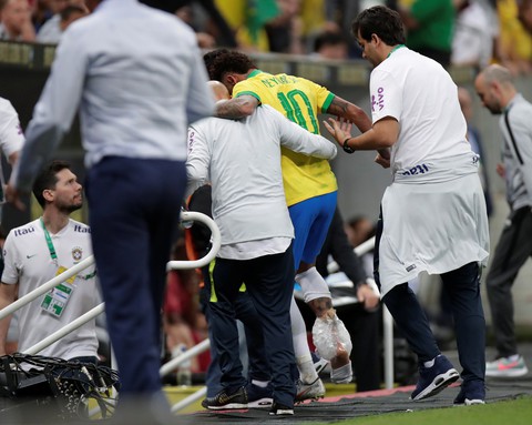 Neymar chấn thương, có nguy cơ lỡ hẹn Copa America - Ảnh 1. Neymar chấn thương, có nguy cơ lỡ hẹn Copa America - Ảnh 1.