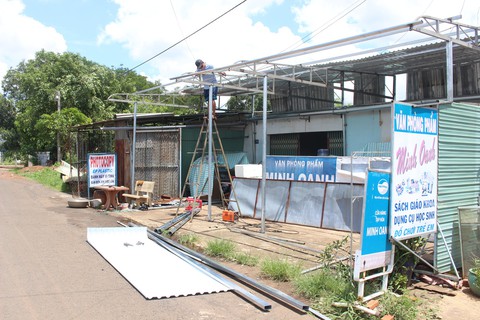 Lốc xoáy cuốn phăng nhà cửa, cây cối tại huyện biên giới Bù Đốp - Ảnh 4. Lốc xoáy cuốn phăng nhà cửa, cây cối tại huyện biên giới Bù Đốp - Ảnh 4.