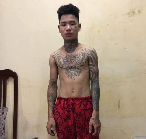 Khởi tố thanh niên xăm trổ tông gục CSGT - Ảnh 2. Khởi tố thanh niên xăm trổ tông gục CSGT - Ảnh 2.