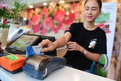 Anh đưa thẻ em cà cho - Ảnh 1. Anh đưa thẻ em cà cho - Ảnh 1.