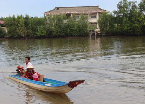 Bơi xuồng hàng chục cây số đưa trẻ đi tiêm chủng - Ảnh 2. Bơi xuồng hàng chục cây số đưa trẻ đi tiêm chủng - Ảnh 2.