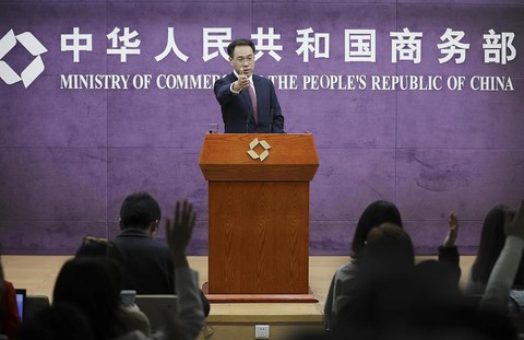 Ông Trump đòi tăng thuế thêm 300 tỉ đô hàng hóa, Trung Quốc nói chơi tới cùng - Ảnh 2. Ông Trump đòi tăng thuế thêm 300 tỉ đô hàng hóa, Trung Quốc nói chơi tới cùng - Ảnh 2.