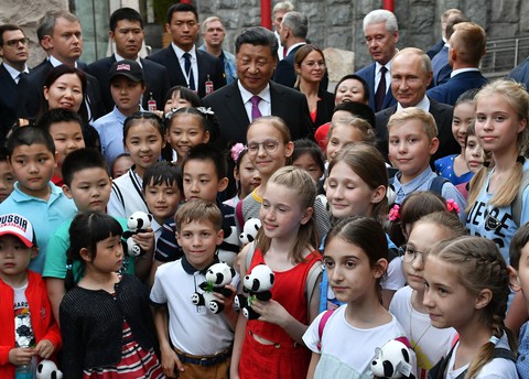 Ông Putin mỉm cười trước món quà gấu trúc của Trung Quốc - Ảnh 2. Ông Putin mỉm cười trước món quà gấu trúc của Trung Quốc - Ảnh 2.