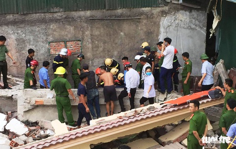 Nhà hai tầng đổ sập khi phá dỡ, 2 người bị vùi lấp - Ảnh 1. Nhà hai tầng đổ sập khi phá dỡ, 2 người bị vùi lấp - Ảnh 1.