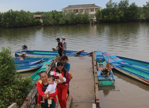 Bơi xuồng hàng chục cây số đưa trẻ đi tiêm chủng - Ảnh 7. Bơi xuồng hàng chục cây số đưa trẻ đi tiêm chủng - Ảnh 7.