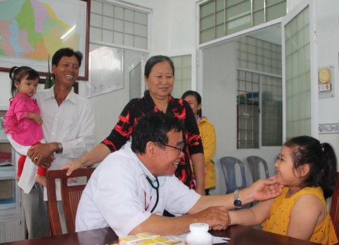 Bơi xuồng hàng chục cây số đưa trẻ đi tiêm chủng - Ảnh 3. Bơi xuồng hàng chục cây số đưa trẻ đi tiêm chủng - Ảnh 3.