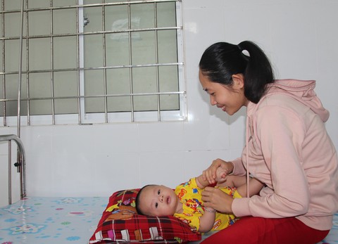 Bơi xuồng hàng chục cây số đưa trẻ đi tiêm chủng - Ảnh 9. Bơi xuồng hàng chục cây số đưa trẻ đi tiêm chủng - Ảnh 9.
