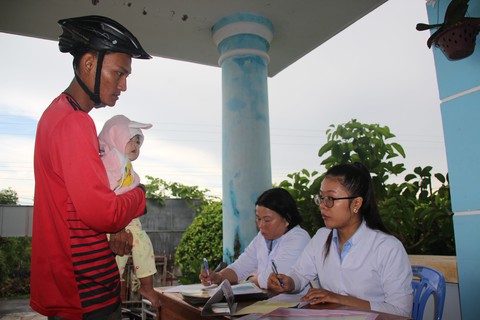 Bơi xuồng hàng chục cây số đưa trẻ đi tiêm chủng - Ảnh 6. Bơi xuồng hàng chục cây số đưa trẻ đi tiêm chủng - Ảnh 6.