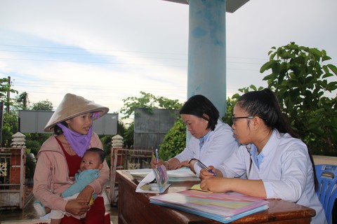 Bơi xuồng hàng chục cây số đưa trẻ đi tiêm chủng - Ảnh 8. Bơi xuồng hàng chục cây số đưa trẻ đi tiêm chủng - Ảnh 8.