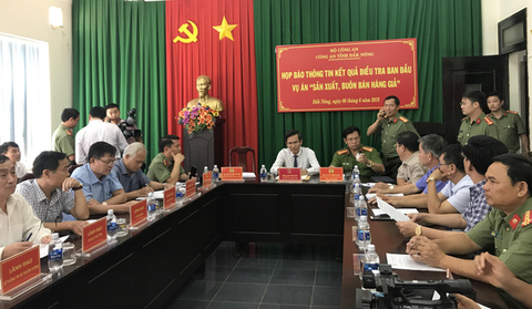 Khởi tố 23 người vụ sản xuất và mua bán xăng giả của đại gia Trịnh Sướng - Ảnh 3. Khởi tố 23 người vụ sản xuất và mua bán xăng giả của đại gia Trịnh Sướng - Ảnh 3.