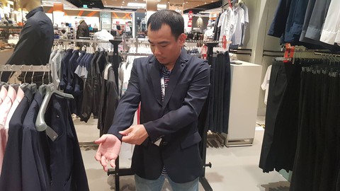 Phóng viên Việt Nam tá hỏa chạy mua vest trước chung kết King’s Cup - Ảnh 1. Phóng viên Việt Nam tá hỏa chạy mua vest trước chung kết King’s Cup - Ảnh 1.