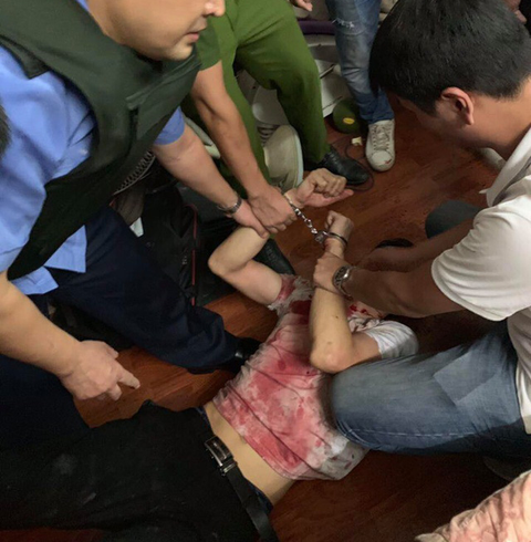 Gã thanh niên đâm gục bà chủ tiệm cầm đồ rồi lên tầng 2 cố thủ - Ảnh 1. Gã thanh niên đâm gục bà chủ tiệm cầm đồ rồi lên tầng 2 cố thủ - Ảnh 1.