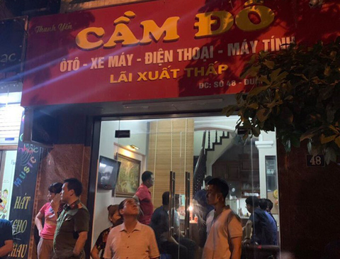 Gã thanh niên đâm gục bà chủ tiệm cầm đồ rồi lên tầng 2 cố thủ - Ảnh 2. Gã thanh niên đâm gục bà chủ tiệm cầm đồ rồi lên tầng 2 cố thủ - Ảnh 2.