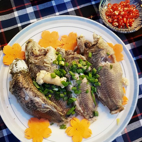 Tốn cơm với món cá rô đồng nấu canh lá khổ qua rừng - Ảnh 1. Tốn cơm với món cá rô đồng nấu canh lá khổ qua rừng - Ảnh 1.