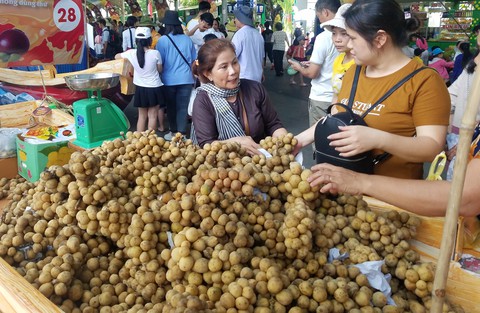 Chợ dịp Tết Đoan Ngọ hút hàng, giá trái cây tăng sốc - Ảnh 5. Chợ dịp Tết Đoan Ngọ hút hàng, giá trái cây tăng sốc - Ảnh 5.