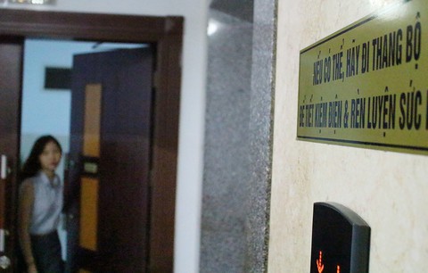 Xài chùa điện cơ quan, có ai tiếc? - Ảnh 1. Xài chùa điện cơ quan, có ai tiếc? - Ảnh 1.