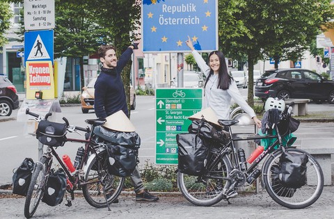 Hai chiếc nón lá và 16.000km - Ảnh 2. Hai chiếc nón lá và 16.000km - Ảnh 2.