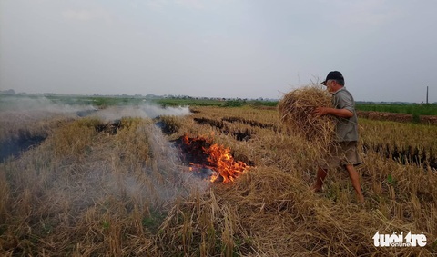 Ô nhiễm bụi mịn tăng cao ở Hà Nội do nhiều nơi đốt rơm rạ - Ảnh 1. Ô nhiễm bụi mịn tăng cao ở Hà Nội do nhiều nơi đốt rơm rạ - Ảnh 1.