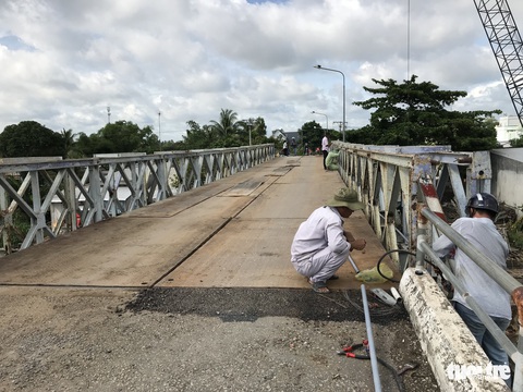 Cầu Tân Nghĩa thông xe, cho xe máy và người đi bộ qua cầu - Ảnh 3. Cầu Tân Nghĩa thông xe, cho xe máy và người đi bộ qua cầu - Ảnh 3.