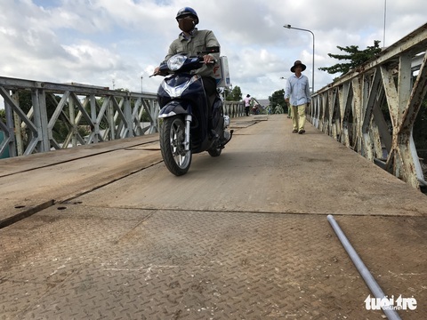 Cầu Tân Nghĩa thông xe, cho xe máy và người đi bộ qua cầu - Ảnh 2. Cầu Tân Nghĩa thông xe, cho xe máy và người đi bộ qua cầu - Ảnh 2.