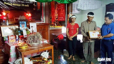 Truy tặng huy hiệu Tuổi trẻ dũng cảm cho nam sinh cứu bạn - Ảnh 1. Truy tặng huy hiệu Tuổi trẻ dũng cảm cho nam sinh cứu bạn - Ảnh 1.
