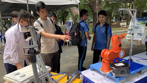 Sinh viên khá, giỏi sẽ được học cùng lúc đại học - thạc sĩ - Ảnh 1. Sinh viên khá, giỏi sẽ được học cùng lúc đại học - thạc sĩ - Ảnh 1.
