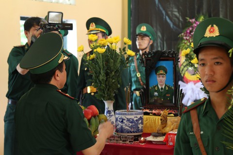 Đồn biên phòng Bát Mọt nhận đỡ đầu 2 con của thiếu tá biên phòng hi sinh - Ảnh 2. Đồn biên phòng Bát Mọt nhận đỡ đầu 2 con của thiếu tá biên phòng hi sinh - Ảnh 2.