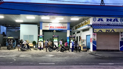 Nhiều cửa hàng tháo bỏ bảng hiệu xăng dầu của đại gia Trịnh Sướng - Ảnh 2. Nhiều cửa hàng tháo bỏ bảng hiệu xăng dầu của đại gia Trịnh Sướng - Ảnh 2.